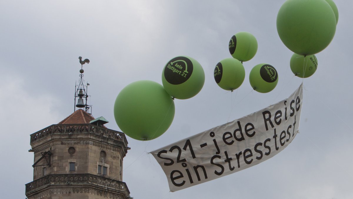 Fliegendes Transparent über dem Stuttgarter Marktplatz am 29. Juli 2011, dem Tag der Stresstest-Präsentation. Foto: Joachim E. Röttgers