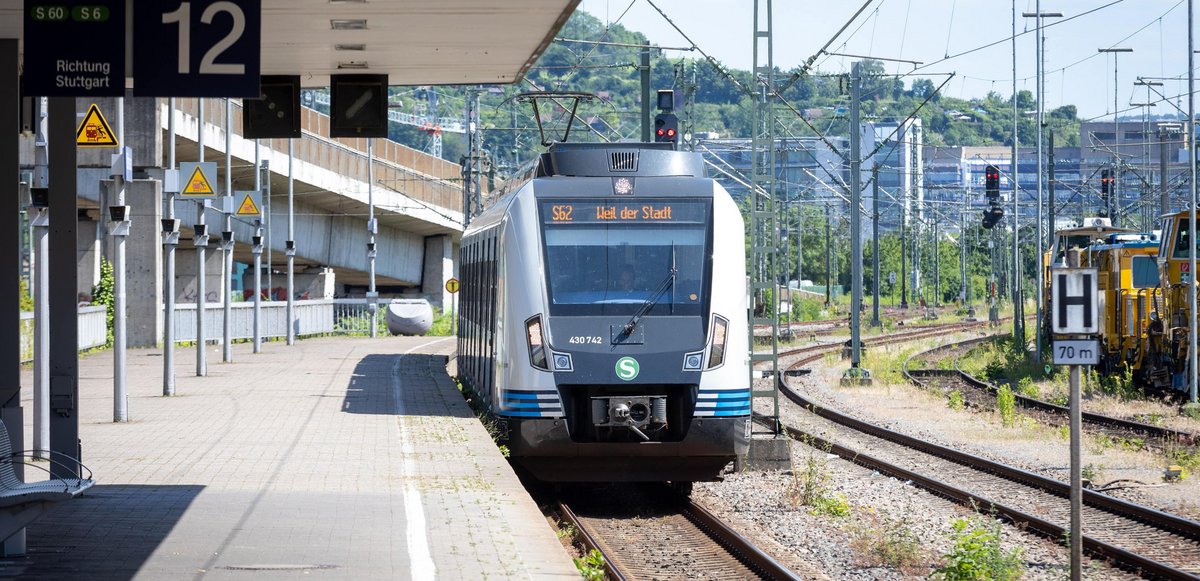 Kein KI-Fake, keine Montage – es gibt sie tatsächlich! Die S62 fährt in Stuttgart, hier in Zuffenhausen am 20. Juni 2025. Beweisfoto: Julian Rettig