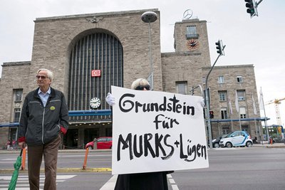 Protest gegen die inszenierte Grundsteinlegung. Foto: Joachim E. Röttgers