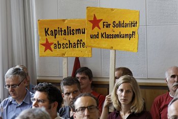 Protestplakate im Sitzungssaal. Foto: Joachim E. Röttgers