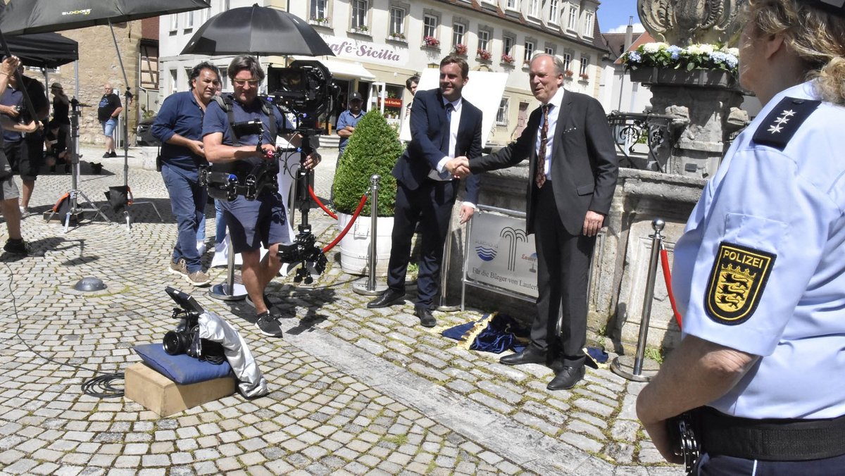 Im Film "Bis zum letzten Tropfen" machen Bürgermeister und Konzernchef (Sebastian Bezzel, Ulrich Tukur) einen Deal. Fotos: Stefan Jehle