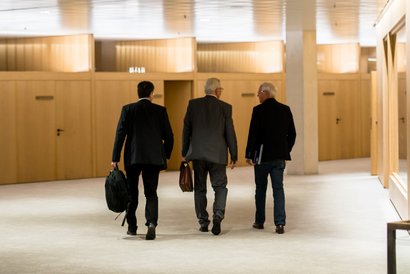 Rückzug der AfD-Männer Rüdiger Klos, Bernd Gögel und Emil Sänze – von links nach rechts – am 18. August. Foto: Jens Volle