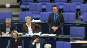 Harald Ebner bei der Fragestunde im Bundestag zum Thema Glyphosat. Zum Video klicken.
