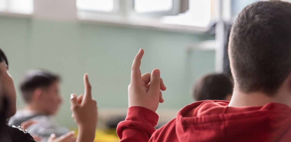 "Warum sind Sie bei den Grünen?", "Was halten Sie von der Situation in Gaza und Israel?", "Verdient man eigentlich etwas als Politiker?", die Schüler:innen haben viele Fragen an Hildenbrand. "Warum sind Sie bei den Grünen?", "Was halten Sie von der Situation in Gaza und Israel?", "Verdient man eigentlich etwas als Politiker?", die Schüler:innen haben viele Fragen an Hildenbrand.