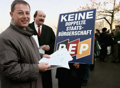 Unterschriftenaktion 1999 gegen die doppelte Staatsbürgerschaft.