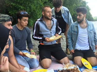 Koch Mohamad (Mitte) tischt auf. 