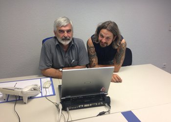 Im kargen Empfangsbüro: Alfred und Nico Denzinger. Foto: Kontext
