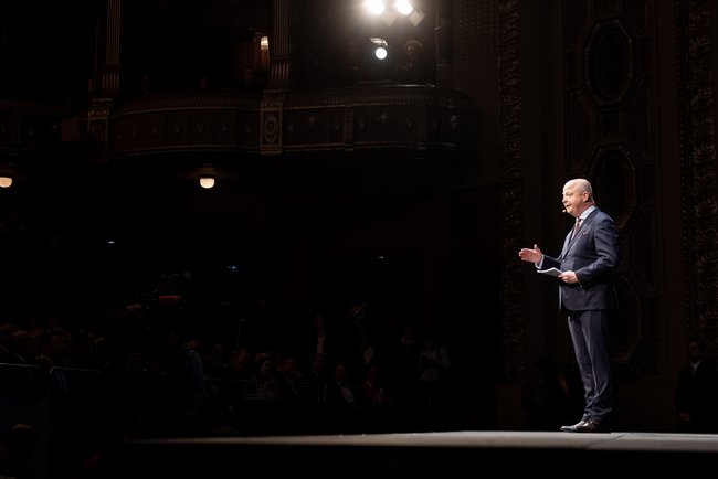 Michael Theurer auf der Bühne der Stuttgarter Oper.
