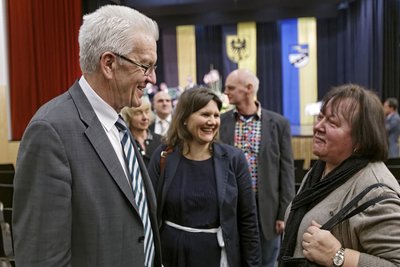 Ministerpräsident Kretschmann hört einer Bürgerin zu. Foto: Joachim E. Röttgers