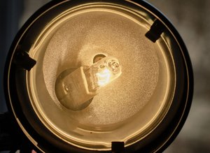 Heilsbringer? Schreibtischleuchte mit Halogenglühwendel. Heilsbringer? Schreibtischleuchte mit Halogenglühwendel.