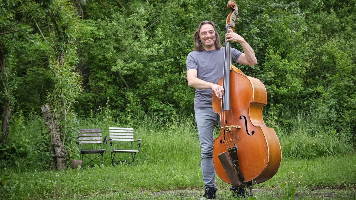 Markus Braun lässt sich sein Musikerleben nicht verderben – und verschafft uns ein besonderes Musikerlebnis vor seiner Haustür. Mehr davon bei Klick.