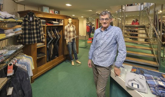 Holz und Teppich statt Outlet-Atmosphäre: Friedrich Schmid in seinem Modehaus.