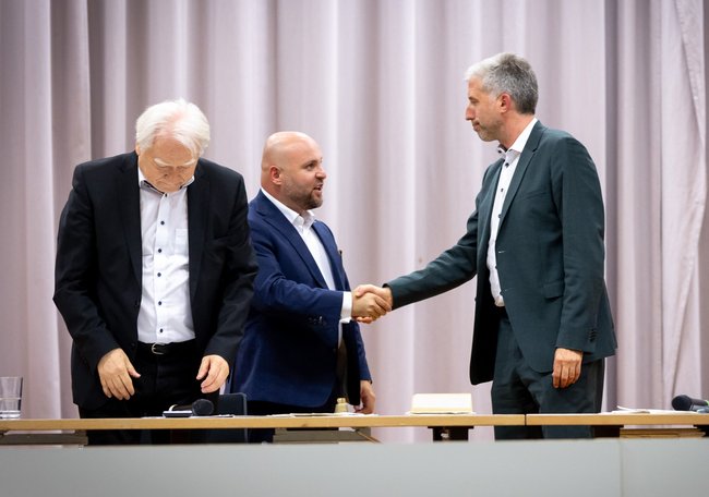 Handschlag auf dem Podium: Boris Palmer in Dunkelgrün, Markus Frohnmaier in Blau. Handschlag auf dem Podium: Boris Palmer in Dunkelgrün, Markus Frohnmaier in Blau.