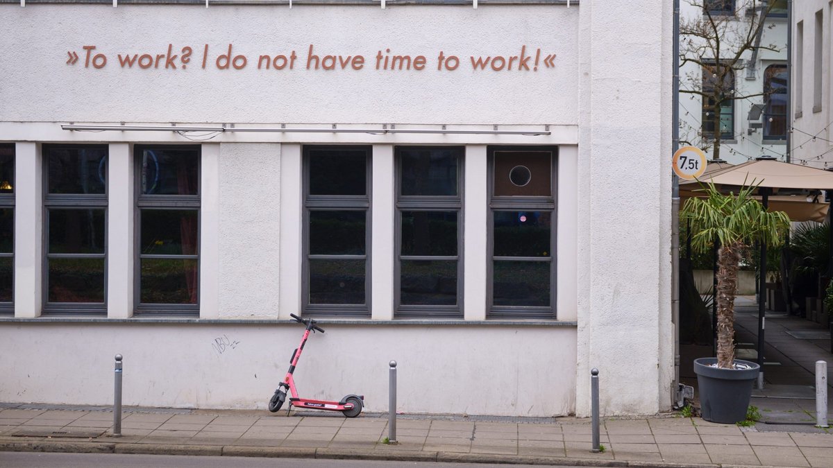 Am Boschareal der Spruch eines Lebemanns, verblasst wie er selbst. Am Boschareal der Spruch eines Lebemanns, verblasst wie er selbst.