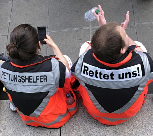 Leitstellen überlastet, Rettungshelfer:innen an der Belastungsgrenze. Foto: Joachim E. Röttgers Leitstellen überlastet, Rettungshelfer:innen an der Belastungsgrenze. Foto: Joachim E. Röttgers