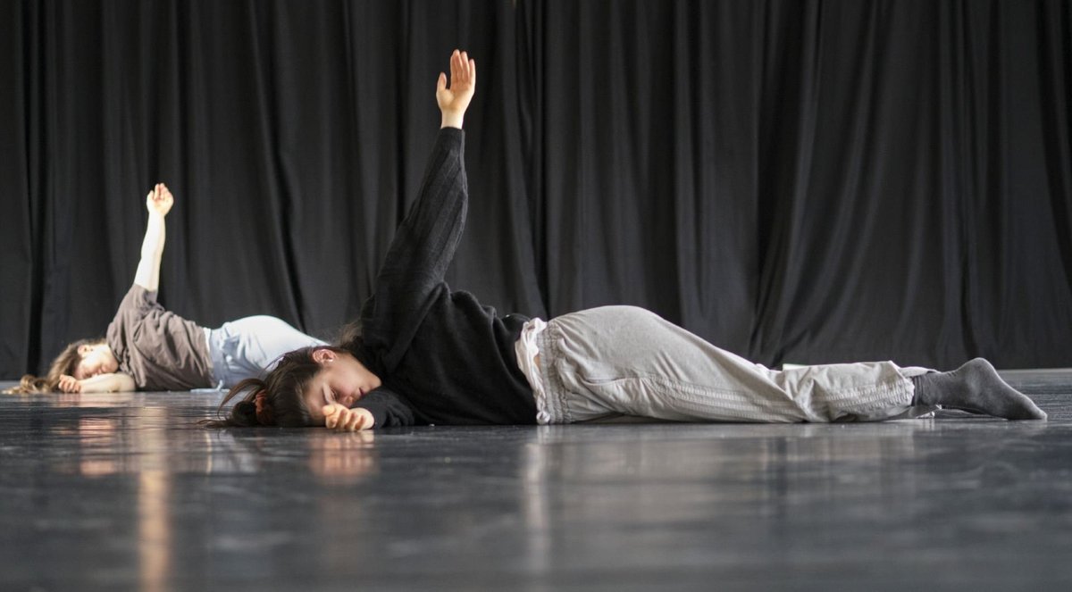 Smadar Goshen und Celina Koch (von links) beim Training im Produktionszentrum Tanz und Performance. Mehr bewegte Bilder mit Klick auf den Pfeil.