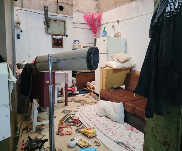 ... der ihm zugleich Wohnung und Schlafplatz ist. Teilen muss er sich diese Ecke mit seinem Freund Nadim. ... der ihm zugleich Wohnung und Schlafplatz ist. Teilen muss er sich diese Ecke mit seinem Freund Nadim.