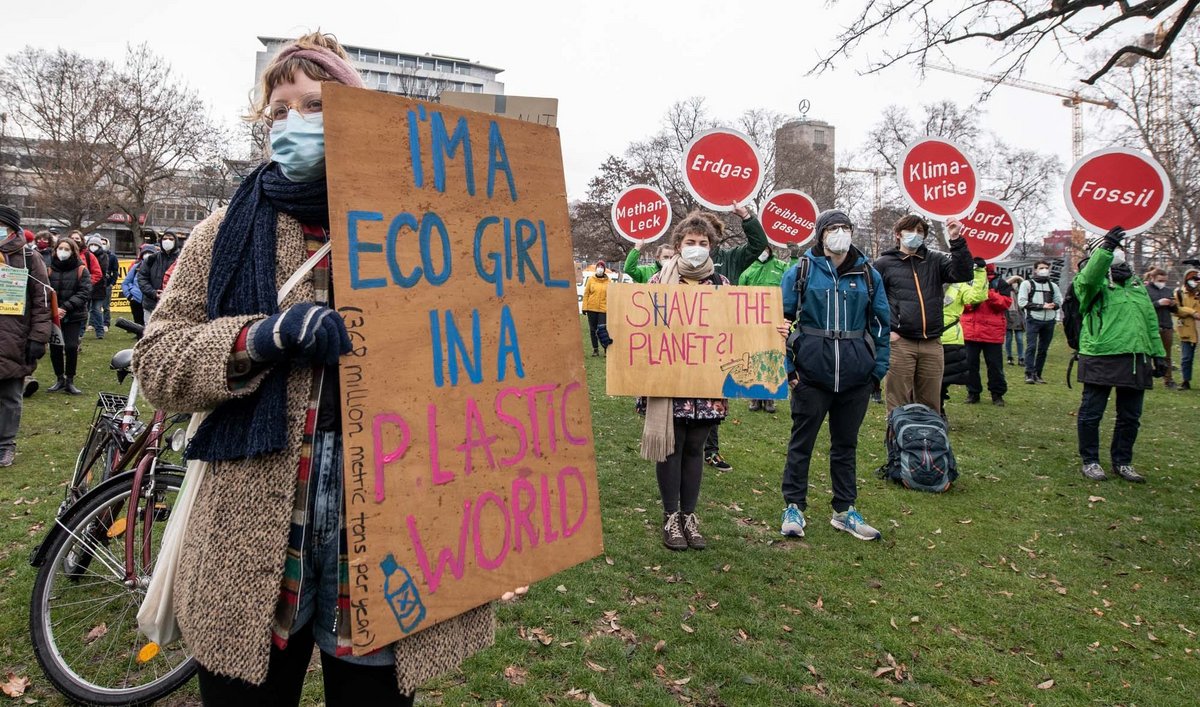 Weil intakte Lebensgrundlagen weiterhin gefährdet sind, wird weiter protestiert: Fridays-for-Future-Aktion am 19. März in Stuttgart. Foto: Jens Volle