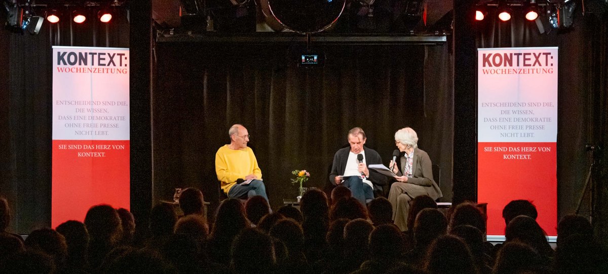 Moderator Stefan Siller (gelber Pulli) auf der Bühne mit Wolfgang Schorlau und Sigrid Klausmann-Sittler. Fotos: Jens Volle Moderator Stefan Siller (gelber Pulli) auf der Bühne mit Wolfgang Schorlau und Sigrid Klausmann-Sittler. Fotos: Jens Volle