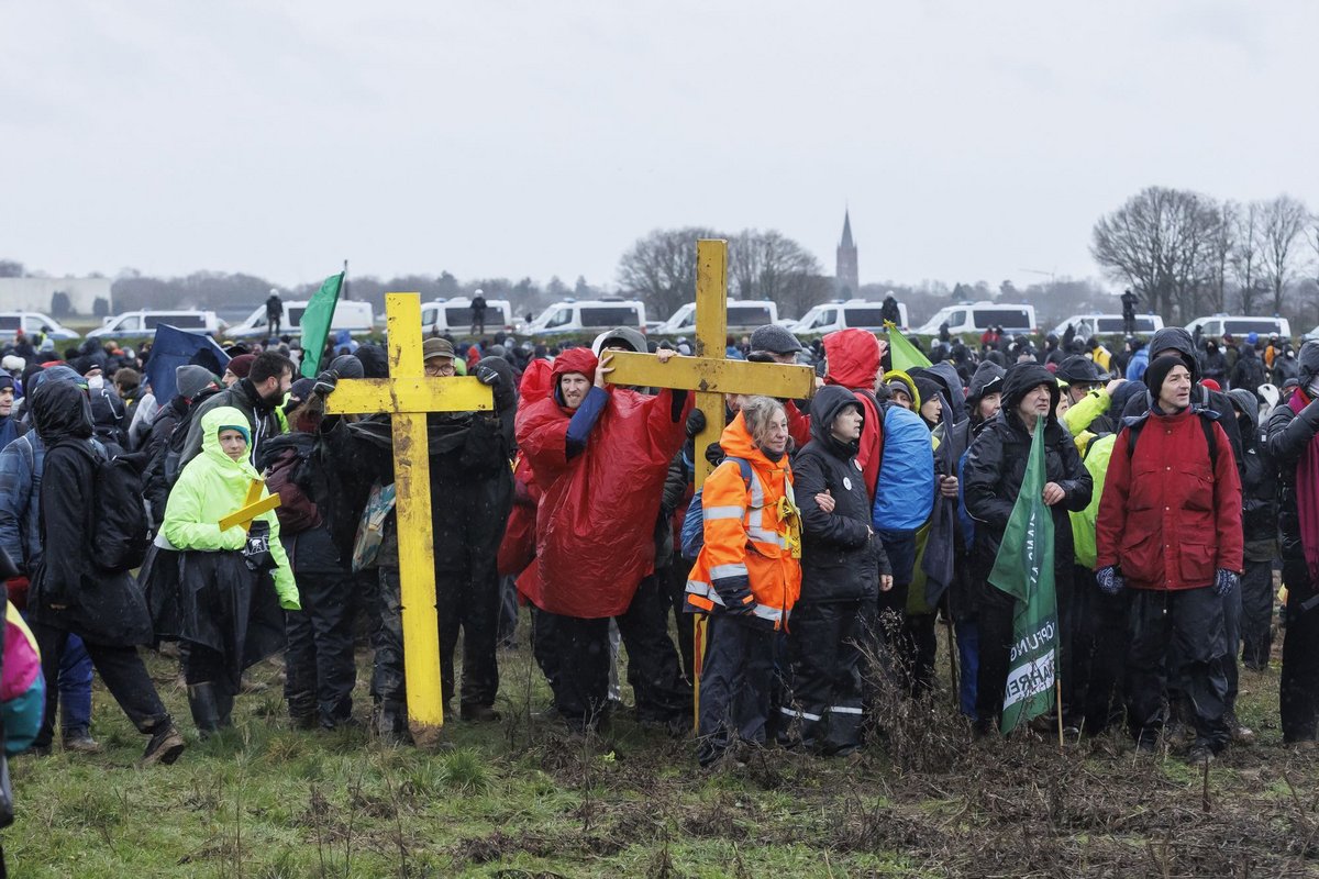 Die gelben Kreuze sind überall zu sehen.  Die gelben Kreuze sind überall zu sehen.