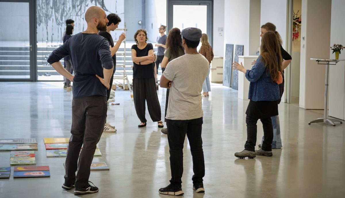 Cordula Güdemann (Mitte) beim Aufbau der Ausstellung. Cordula Güdemann (Mitte) beim Aufbau der Ausstellung.
