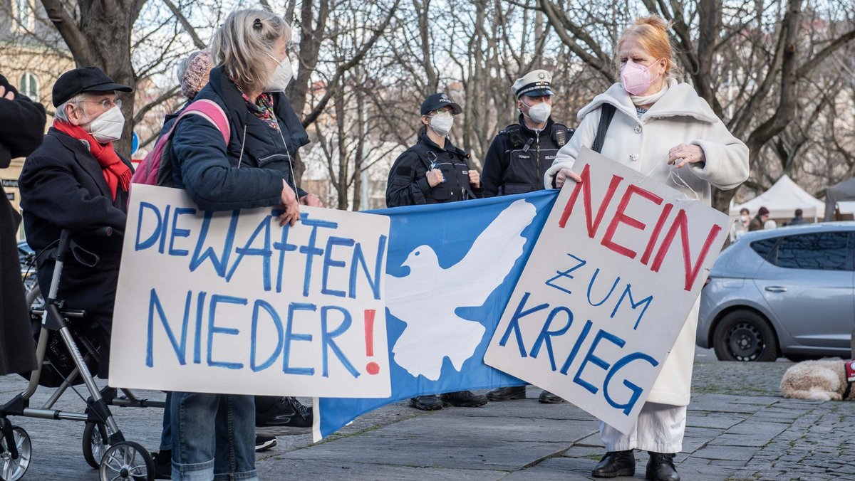 Friedenstaube bei der Kundgebung der "Gesellschaft Kultur des Friedens" zwei Tage nach dem Überfall Russlands auf die Ukraine. Fotos: Jens Volle