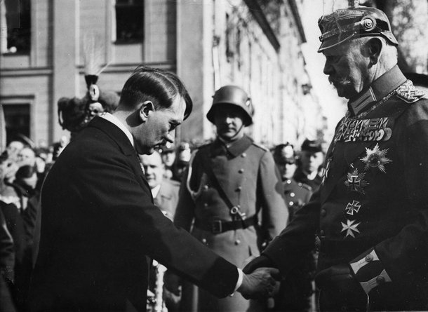 Reichspräsident von Hindenburg (rechts) und Reichskanzler Adolf Hitler am Tag von Potsdam, 21. März 1933. Foto: Theo Eisenhart, Bundesarchiv, Bild 183-S38324, <a href="https://creativecommons.org/licenses/by-sa/3.0/de/deed.en" title="Creative Commons Attribution-Share Alike 3.0 de">CC BY-SA 3.0 de</a>, <a href="https://commons.wikimedia.org/w/index.php?curid=5369386">Link</a>