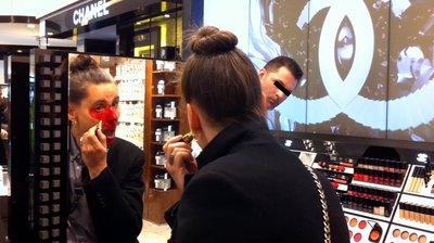 Mit dem Lippenstift gegen den Mainstream. Filmstill: NAF