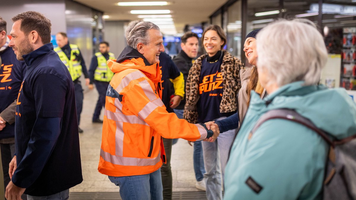 Stuttgarts Oberbürgermeister Frank Nopper begrüßt "Let's Putz"-Freiwillige. Fotos: Julian Rettig
