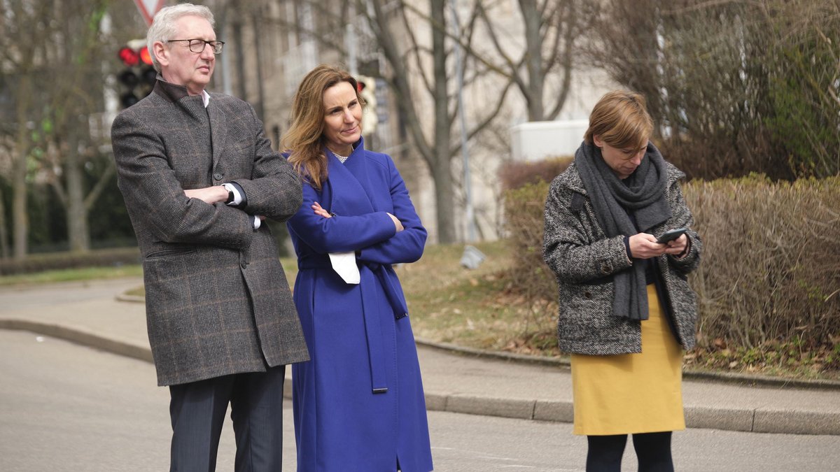 Mal gucken, was kommt: StZ-Chefredakteur Joachim Dorfs mit Digitalführungskraft Swantje Dake (am Handy) und Personalleiterin Daniella Fornell. Das war im März 2022. Heute sind die beiden Frauen nicht mehr da. Sie haben es vorgezogen zu gehen. Fotos: Joa Mal gucken, was kommt: StZ-Chefredakteur Joachim Dorfs mit Digitalführungskraft Swantje Dake (am Handy) und Personalleiterin Daniella Fornell. Das war im März 2022. Heute sind die beiden Frauen nicht mehr da. Sie haben es vorgezogen zu gehen. Fotos: Joachim E. Röttgers