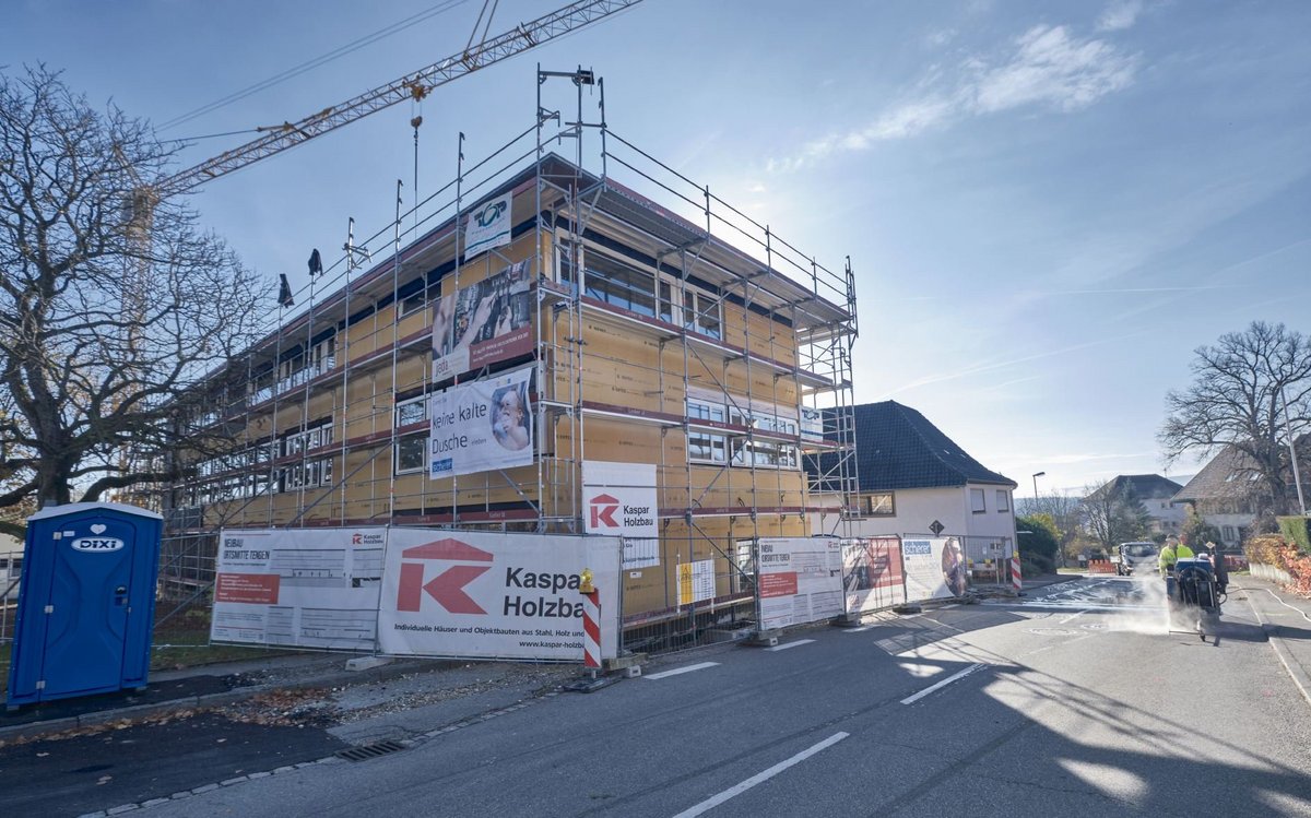 Neues Ärztehaus und Straßenbauarbeiten für neue Leitungen.