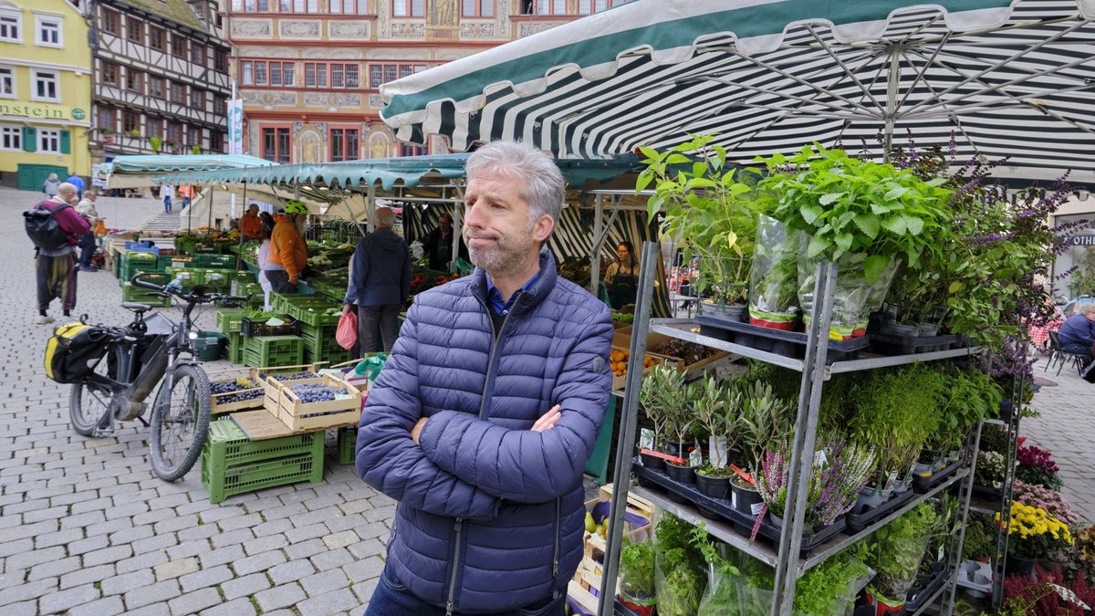 Der Platzhirsch auf dem Wochenmarkt. Irgendwie hat Boris Palmer schon mal einen zufriedeneren Eindruck gemacht.