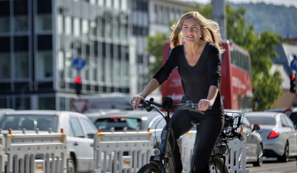 Veronika Kienzle ist auf dem Pop-up-Radweg an Stuttgarts Stadtautobahn B 14 auch mal gegen den Strom unterwegs. Foto: Joachim E. Röttgers