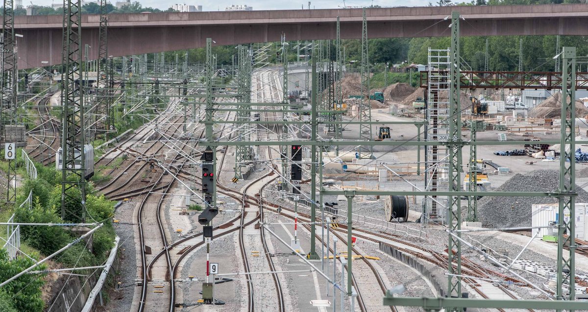 Vorne die Nadelöhr-Weiche, hinten die zu steile Rampe der neuen Interregio-Kurve. Fotos: Jens Volle