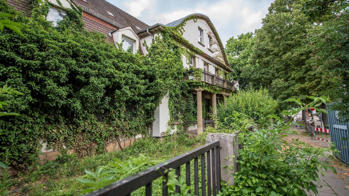 Seit Jahren steht diese Villa in der Stuttgarter Rommelstraße leer, 2018 ist sie von Efeu überwuchert. Inzwischen gehört sie Gröners Unternehmen CG Elementum, ... (bitte auf den Pfeil klicken)