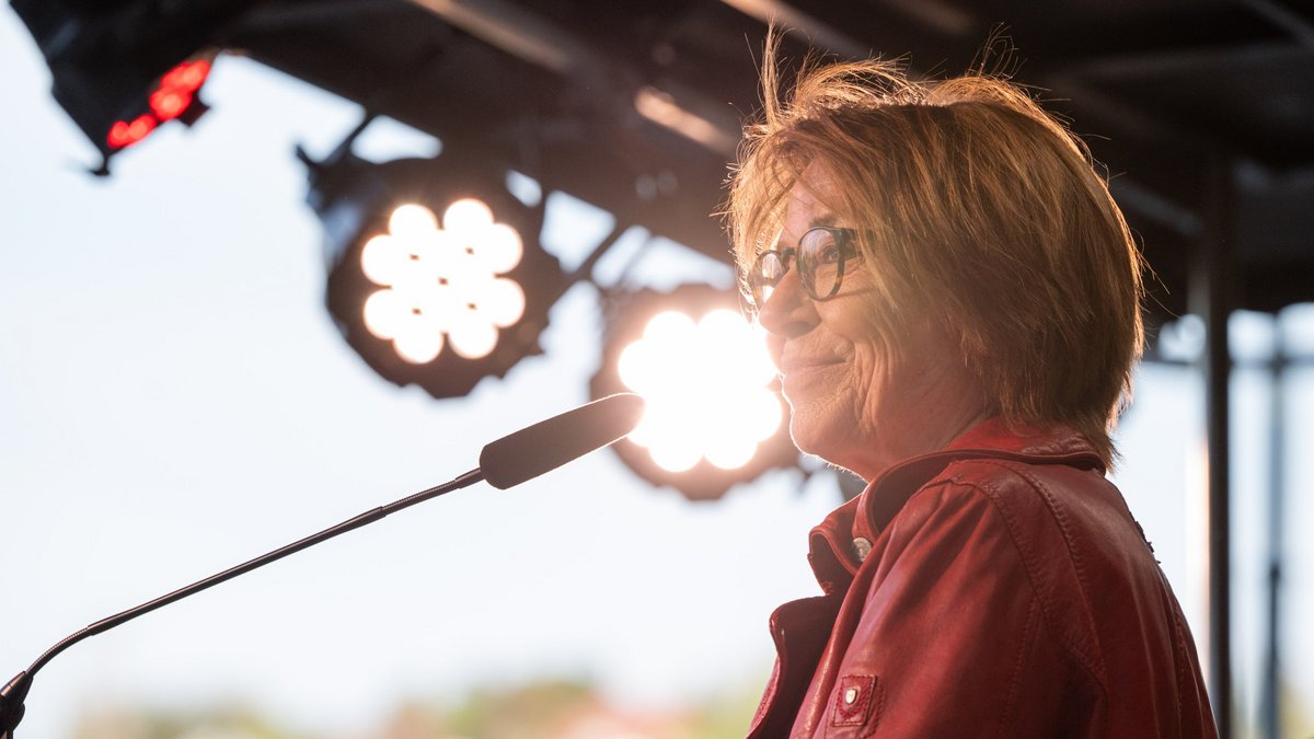 Susanne Stiefel auf der Bühne der 753. Montagsdemo gegen Stuttgart 21 am 14. April auf dem Stuttgarter Schlossplatz. Foto: Jens Volle