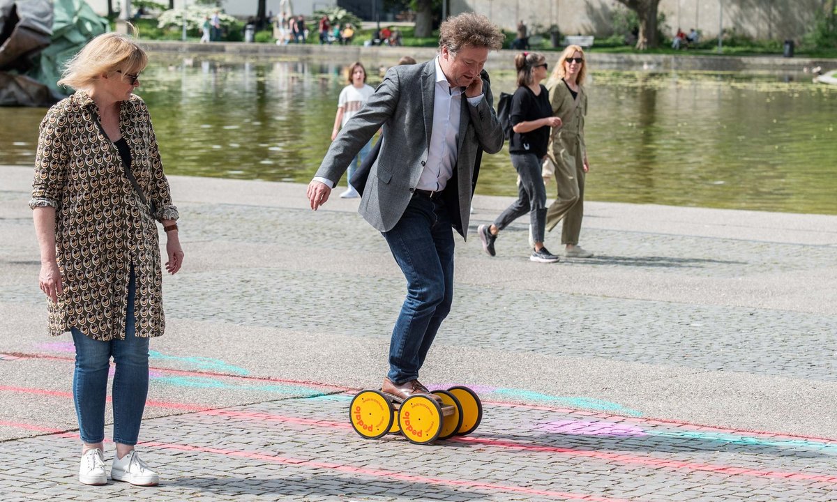 Opernintendant Viktor Schoner versucht sich am Pedalo.