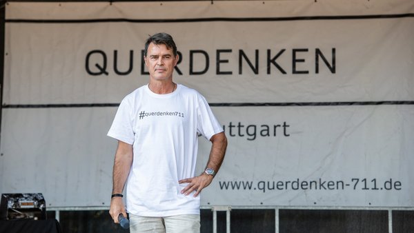 "Querdenker" Thomas Berthold, ehemaliger VfB-Profi und Nationalspieler. "Querdenker" Thomas Berthold, ehemaliger VfB-Profi und Nationalspieler.