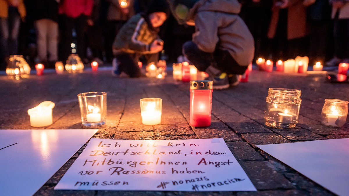 Gedenken an die Opfer des rechten Terroranschlags in Hanau im Februar 2020 auf dem Stuttgarter Schlossplatz. Foto: Jens Volle