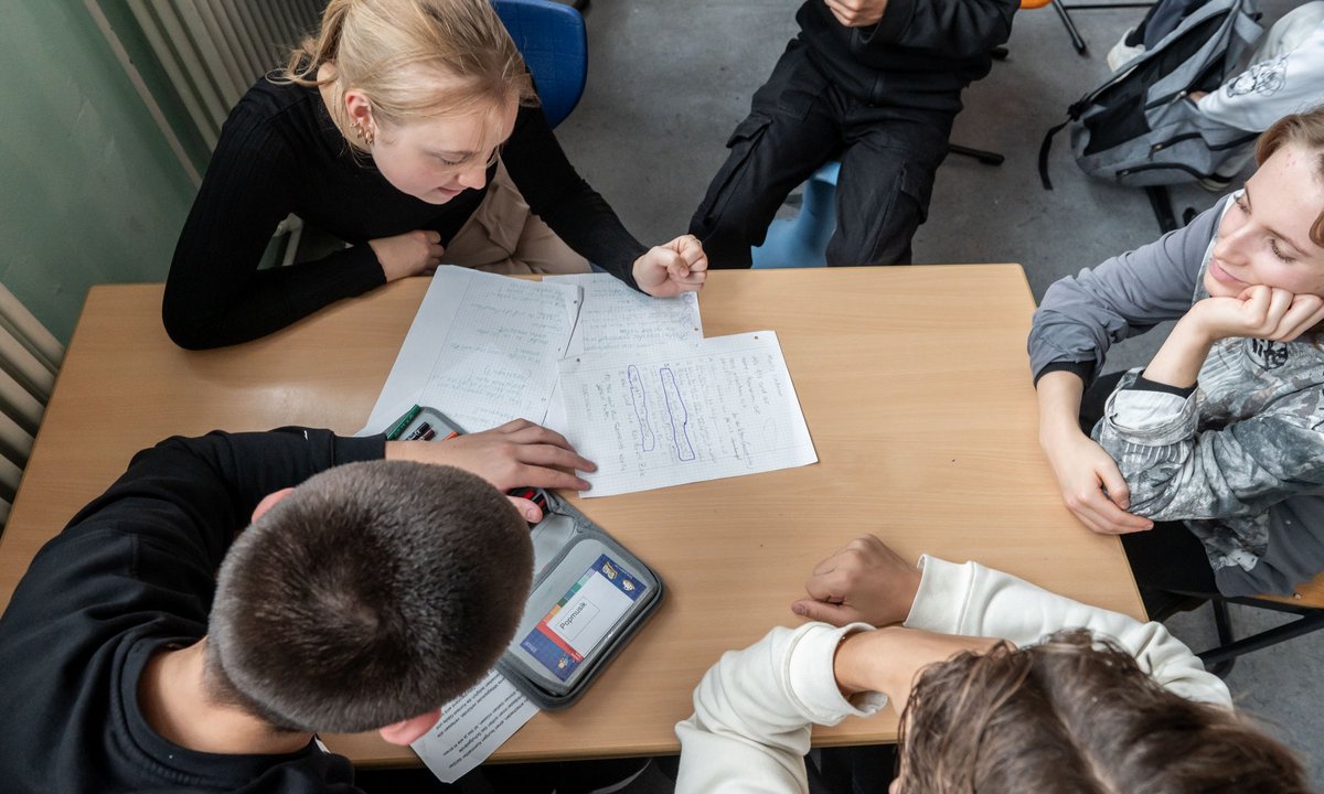 Volontärin Franziska Mayr und Praktikantin Nelly Rommel mit den Schülern, die einen Vertreter der Letzten Generation interviewt haben. Volontärin Franziska Mayr und Praktikantin Nelly Rommel mit den Schülern, die einen Vertreter der Letzten Generation interviewt haben.