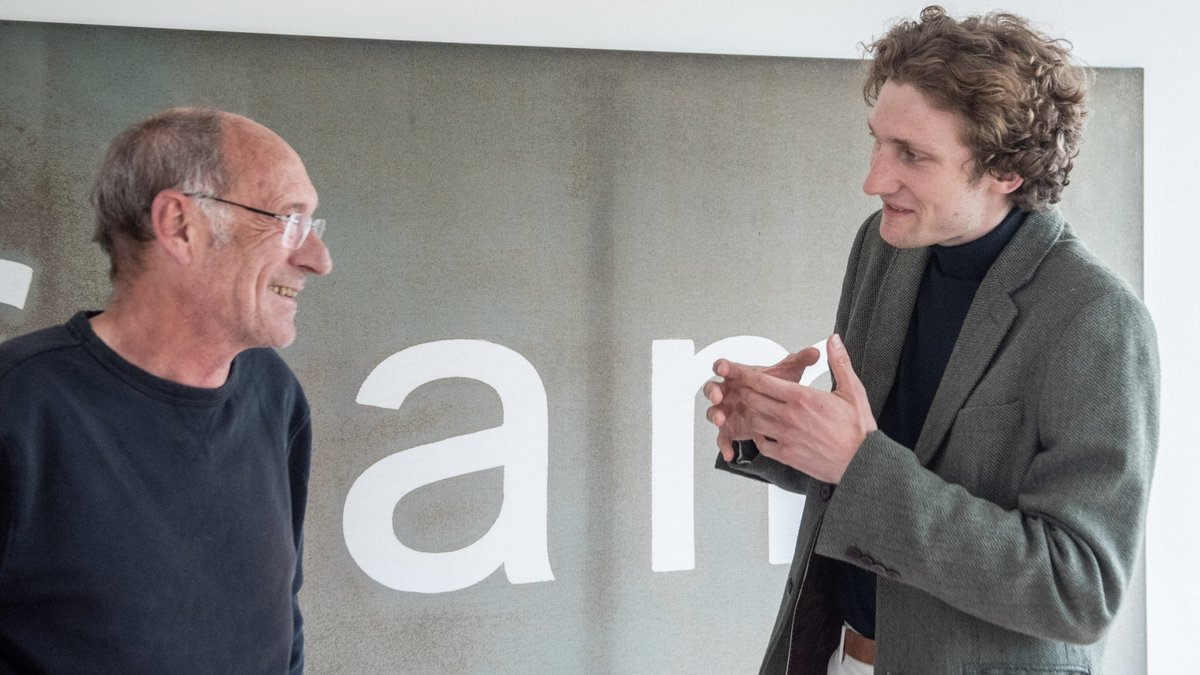 Stefan Siller mit Konrad Amrhein in der Kontext-Redaktion. Foto: Jens Volle