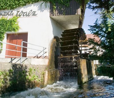 Wasserrad in Oberkirch, Schwarzwald. Strom von dort vertickt Schwarzwald Energy aber nicht. Foto: Joachim E. Röttgers