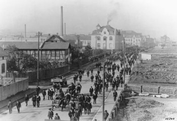 Nach Feierabend, 1908. Foto: Daimler