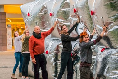 Im Nu werden aus Ballons wirkmächtige Barrikaden zum Schutz vor Angriffen.