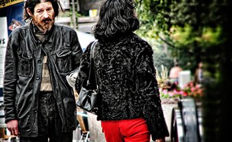 Arm in einer reichen Stadt