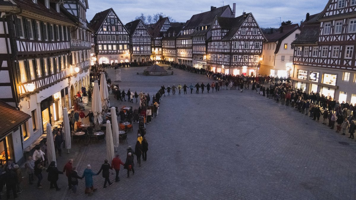 Menschenkette am 30. Januar vor dem Rathaus in Schorndorf: Über 700 Menschen folgten dem Motto "Nie wieder ist jetzt". Foto: Bebop Media/DG