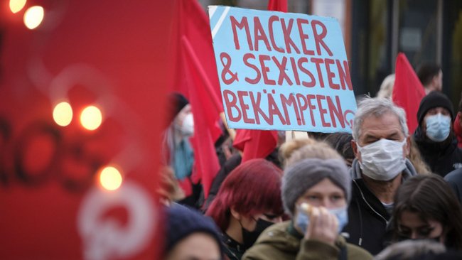 Genau – und außerdem die "kapitalistische Genitalverwertung" namens Prostitution. Foto von der Aktion "We fight back" am 27. November in Stuttgart.