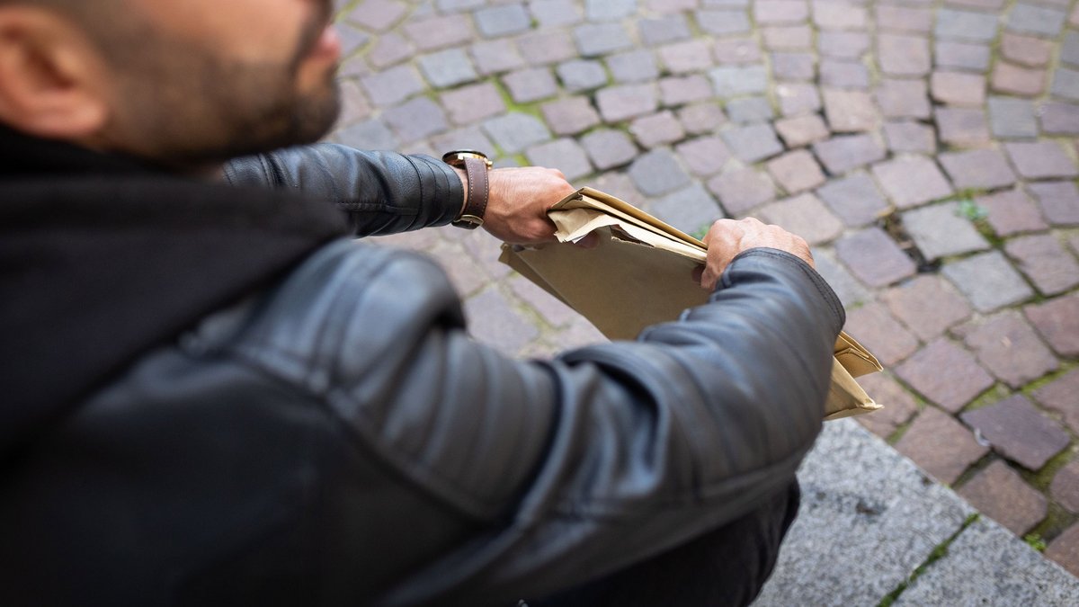 Fast alle Papiere hat er beisammen – Faris H. vor dem Waiblinger Ausländeramt. Fotos: Julian Rettig