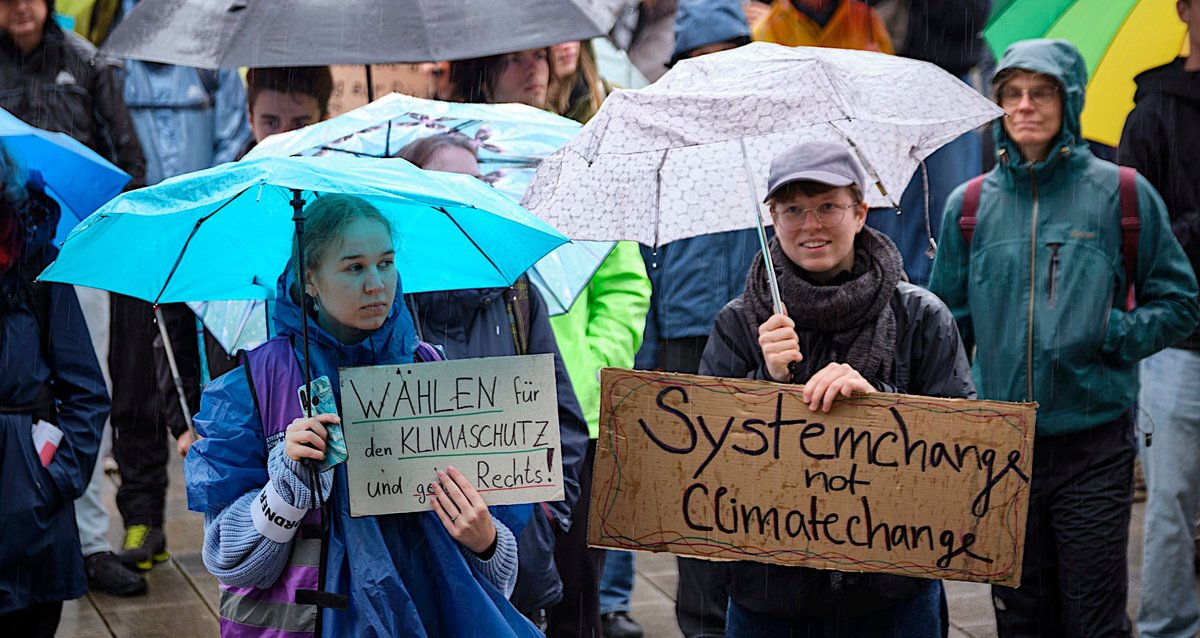 Mitten im Jahrhundertregen fordern Fridays for Future am 31. Mai in Stuttgart endlich eine wirksame Klimapolitik. Fotos: Joachim E. Röttgers