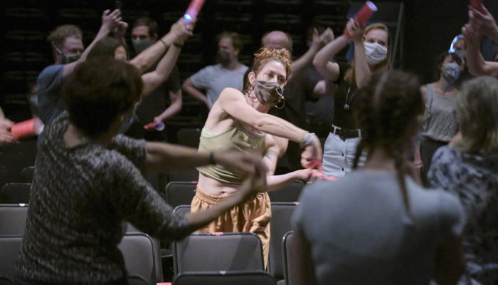 Das Publikum spielt mit: Choreografin Ariel Cohen leitet eine abgespeckte "Circles"-Version.